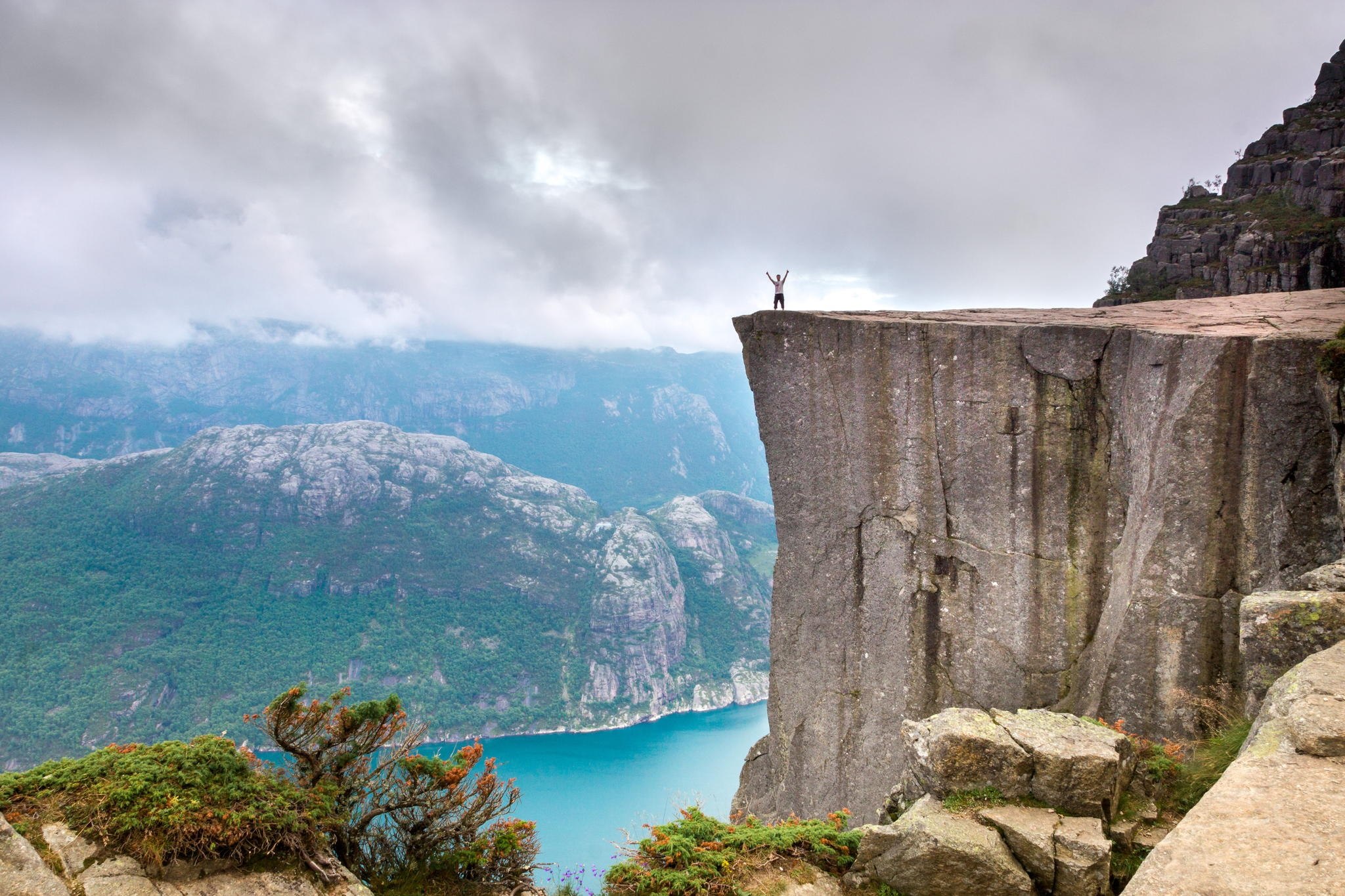 В 1 прекрасном месте. Прекестулен высота. Preikestolen Норвегия высота. Люсе Фьорд смотровая. Обрыв.