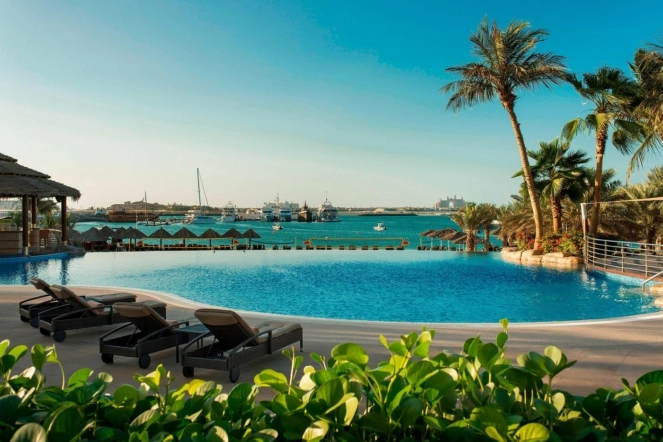 Le Meridien Mina Seyahi Beach Resort & Marina с отличным пляжным баром Barasti